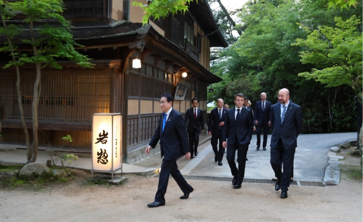 老舗旅館・岩惣に入るG7首脳