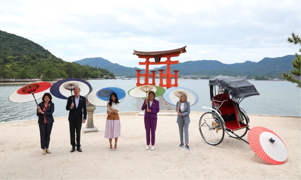 Ｇ７首脳配偶者　集合写真